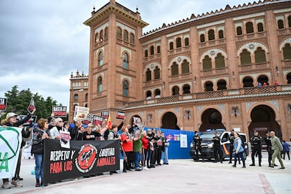 Manifestación antitaurina celebrada el pasado 2 de mayo en los aledaños de la plaza de Las Ventas.