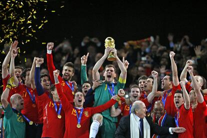 Iker Casillas alza la primera copa del Mundo de La Roja, tras vencer en la final por un gol a cero a Holanda, en Johanesburgo, el 11 de julio de 2012.