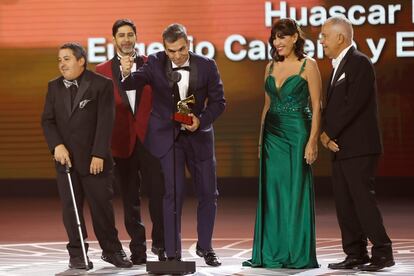 Un representante de la Orquesta Sinfónica Simón Bolívar recibe el premio al Mejor Álbum de Música Clásica.