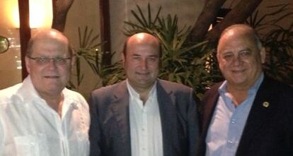 Ortuzar, entre los dirigentes de la oposición venezolana Antonio Ledezma y Ramón José Medina.