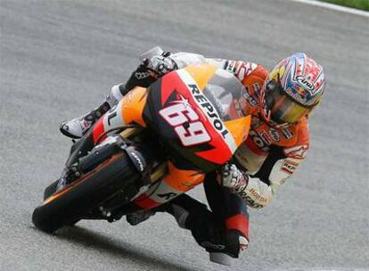 Nicky Hayden hace un <i>caballito</i> en presencia de Dani Pedrosa ayer en el circuito de Cheste.