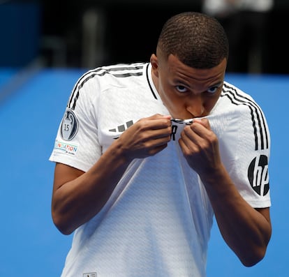 Mbappé kisses the Real Madrid crest. 