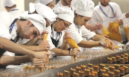 Las cocinas del Kursaal en plena actividad. El congreso gastronómico consigue ocupar completamente el palacio donostiarra, sus dos auditorios, todas sus salas y resto de espacios.