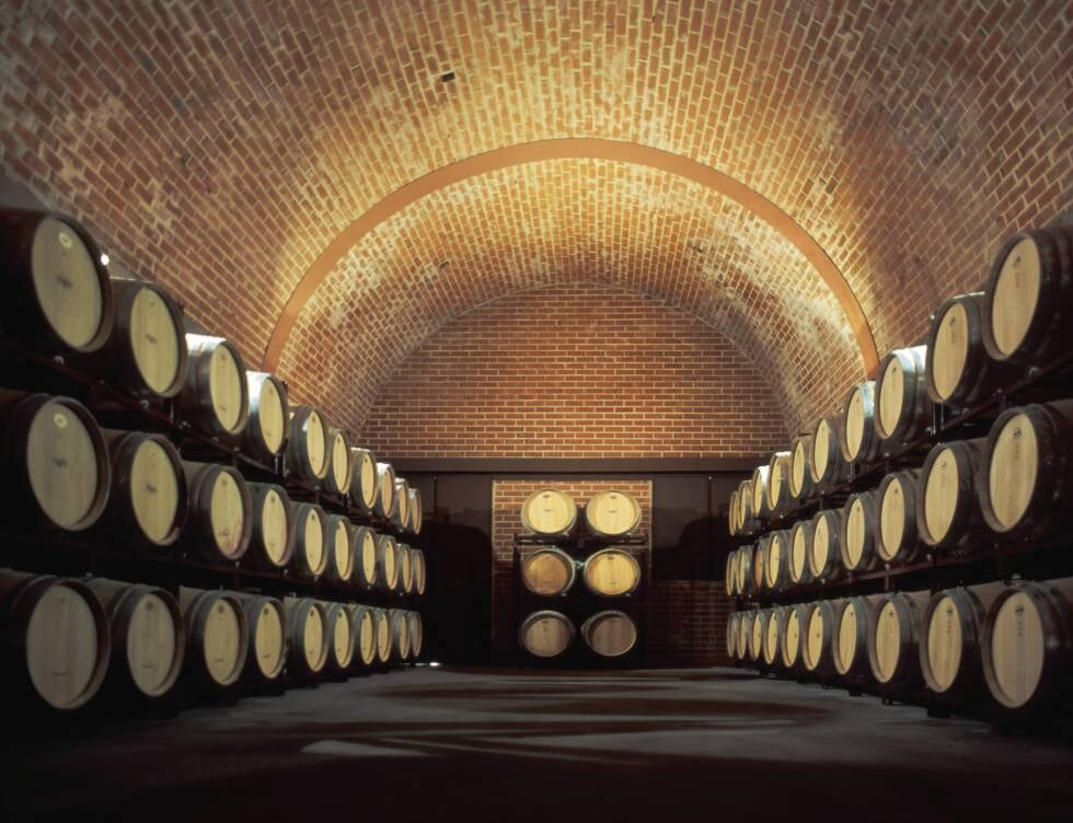 Sala de Barricas de las Bodegas Matarromera.