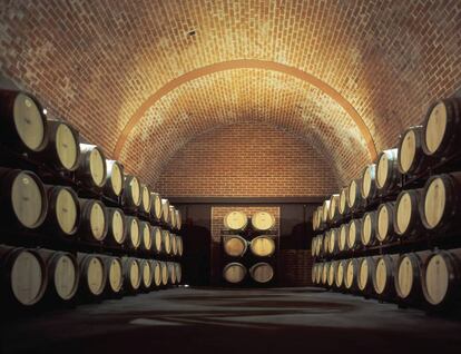 Sala de Barricas de las Bodegas Matarromera.