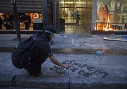 Manifestantes durante protesto contra a Copa do Mundo em S&atilde;o Paulo.