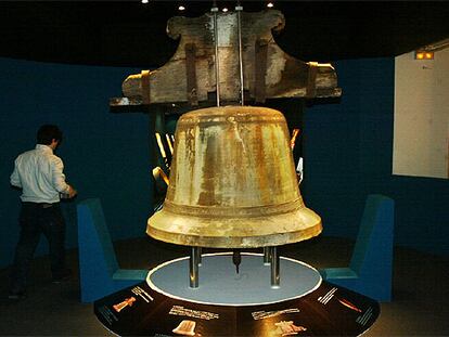 La campana de San Agustín de Etxebarria, de Elorrio, situada en el centro de la exposición <i>Los sonidos del bronce.</i>