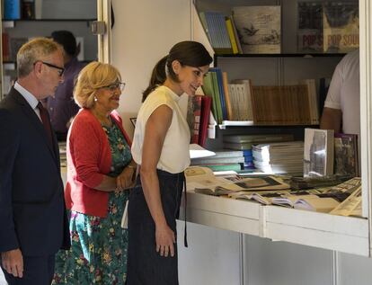 La reina Letizia pasea por las casetas de la Feria del Libro de Madrid acompañada con el actual ministro de Cultura en funciones, José Guirao, y de la alcaldesa de Madrid, también en funciones, Manuela Carmena, el 31 de mayo de 2019. En su paseo por el Retiro, la Reina ha elegido obras de autores que van de Anna Caballé o Marta Sanz a la activista juvenil Greta Thunberg.