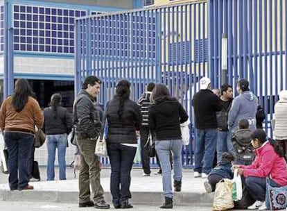 Familiares de inmigrantes detenidos por su situación irregular, en el CIE de Aluche.