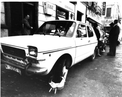 La Policía Municipal de Madrid pone un cepo a dos coches, en octubre de 1988.