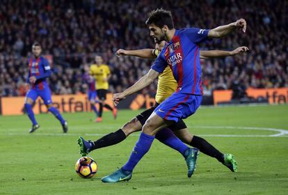 André Gomes (en primer término) del Barcelona en un duelo por el balón frente a Baraky Kone del Málaga.
