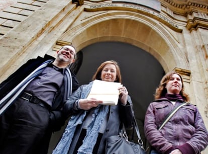 La coordinadora de EU, Marga Sanz, muestra la denuncia por los contratos con Calatrava, acompañada de los también diputados Marina Albiol y Lluís Torró.