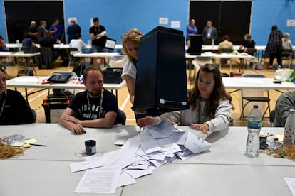 Recuento de votos en el centro electoral de la localidad de Crediton, en el suroeste de Inglaterra, en la madrugada de este viernes