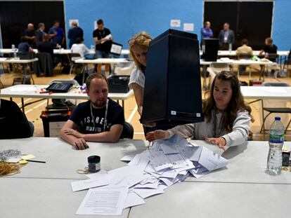 Recuento de votos en el centro electoral de la localidad de Crediton, en el suroeste de Inglaterra, en la madrugada de este viernes