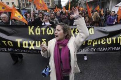 Empleados del banco postal "Postbank" se manifiestan hoy en contra de la privatización de la entidad en las calles de Atenas, Grecia.