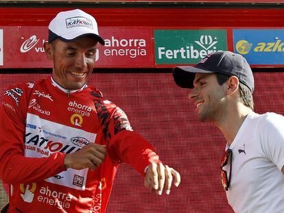 Joaquín <i>Purito</i> Rodríguez se ajusta el maillot de líder junto a Jaime Alguersuari, piloto de fórmula 1.