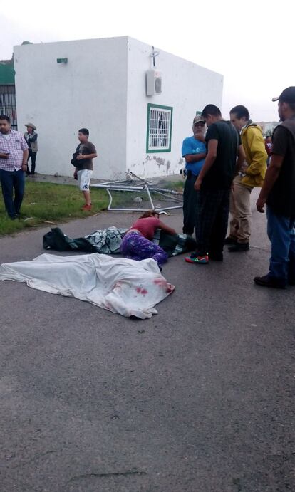 La imagen, tomada por un testigo, muestra a una mujer herida.