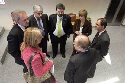 De izquierda a derecha y en el sentido de las agujas del reloj, Ainhoa Domaica, un asesor, Karmelo Sainz de la Maza, Juan María Aburto, Esther Larrañaga, otro asesor, y el consejero de Asuntos Sociales, Javier Madrazo.