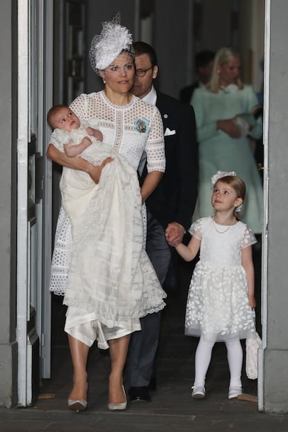 La princesa Victoria, con sus hijos Óscar y Estela.