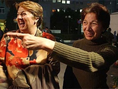 Mercedes Gorraiz, madre de Fernando Pérez (izquierda), y Ana Martínez, madre de Carlos Martín (en la foto pequeña), en Atenas tras conocer la puesta en libertad de sus hijos.