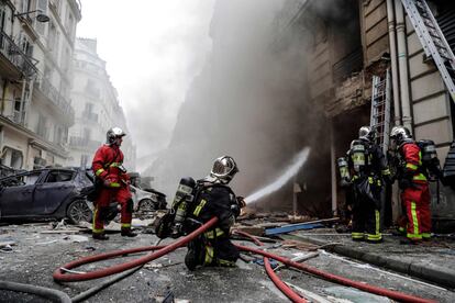 Una explosión en una panadería ha dejado este sábado al menos tres personas muertas y una veintena de heridos, cristales rotos y coches destrozados en el centro de París. En la imagen, bomberos trabajan en las labores de extinción del incendio.