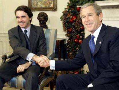 José María Aznar estrecha la mano de George W. Bush, ayer, en la Casa Blanca.