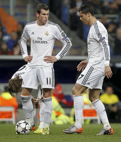 Bale y Ronaldo antes del lanzamiento de una falta