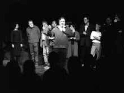 b 38374 - (25/NOV/00) - color - En el centro: Joan Barril, en la fiesta de COM RADIO, rodeado de invitados, en la sala Luz de Gas de Barcelona - Foto: Vicens Giménez.