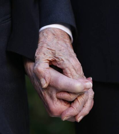 Quando completou 99 anos, em 2015, Kirk (e sua mulher, Anne, de mãos entrelaçadas na foto) preferiu entregar um presente à profissão que lhe deu tudo o que tem. Sua doação equivalente a 50 milhões de reais a uma casa de repouso para atores com Alzheimer permitiu a construção de um novo edifício, que Kirk se recusou a batizar com o próprio nome: a residência se chama "o asilo de Harry", em homenagem ao pai do ator. Kirk e Anne doaram um total equivalente a 130 milhões de reais a causas beneficentes, a metade de sua fortuna. Mas ele não tem nenhum interesse em se vangloriar de sua filantropia e generosidade. Ele é simplesmente Kirk, o filho de um trapeiro.