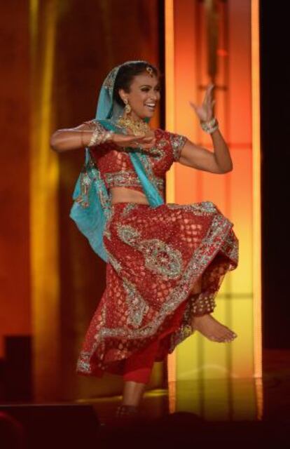 Miss América 2014, Nina Davuluri, baila al estilo Bollywood en el espectáculo de talentos del concurso.
