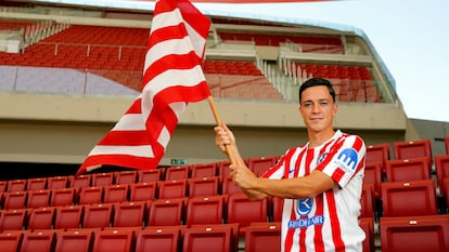 Raspadori, último fichaje del Atlético, con una bandera del club madrileño.