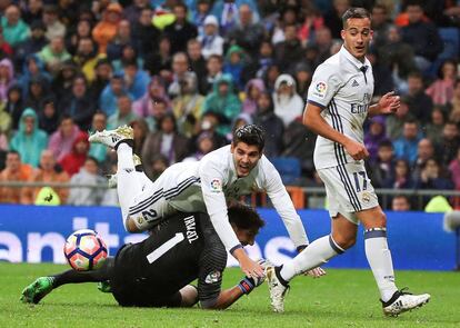 Morata cae ante Iraizoz ante la mirada de Vázquez.