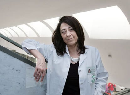 La doctora Concha Herrera Arroyo, en el Hospital Reina Sofía de Córdoba.