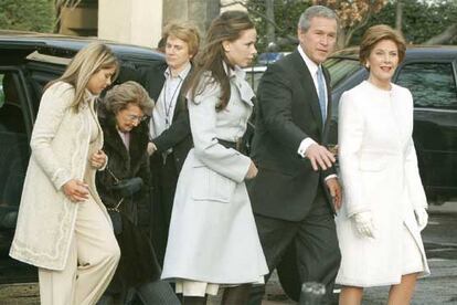 George W. Bush y Laura Bush (dcha.), acompañados de sus hijas Barbara (izqda.) y Jenna (centro), acuden a misa en Washington horas antes de la toma de posesión del republicano.