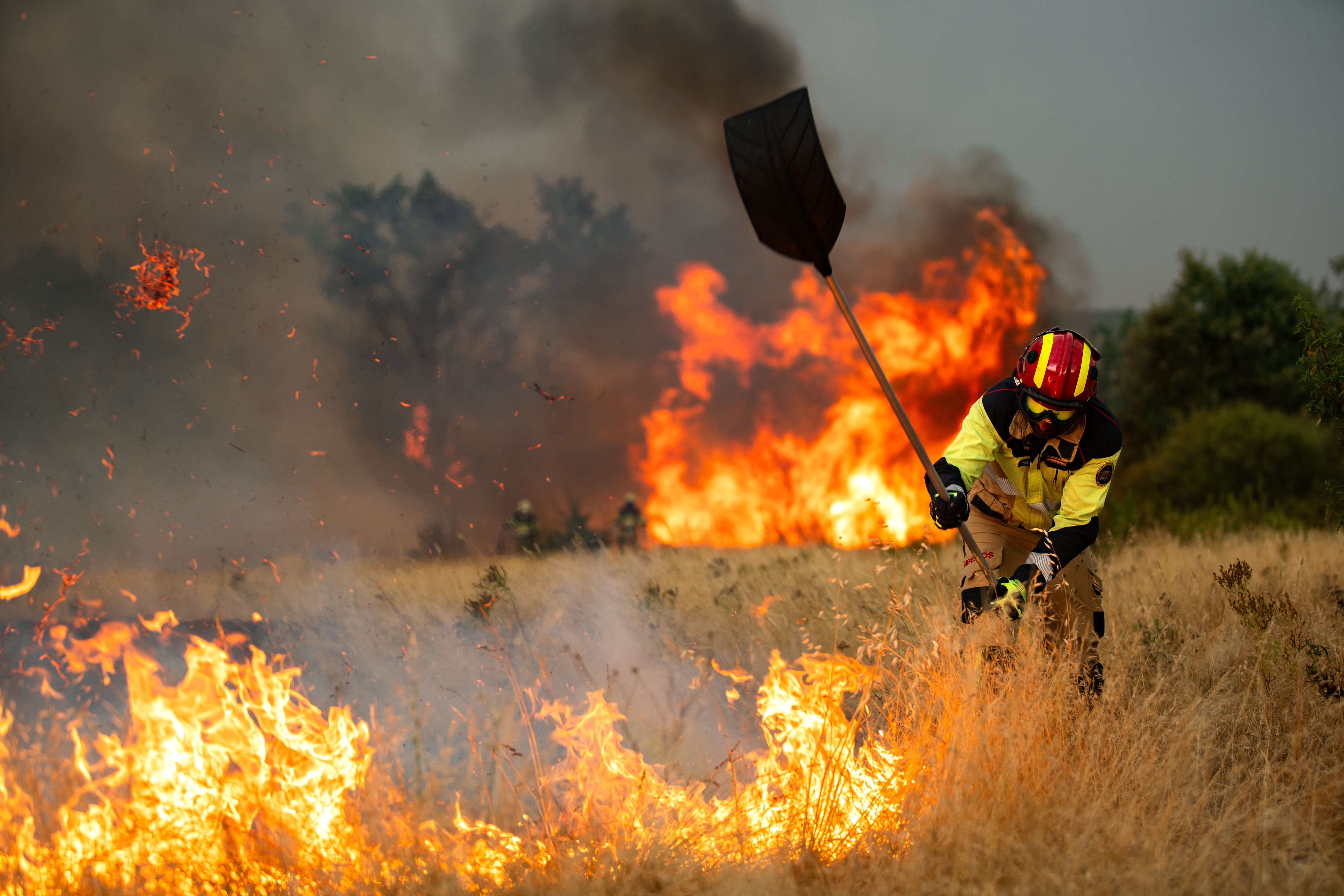 Un bombero de Castilla y León: “Para ganar 1.300 euros míseros hay que hacer 22 días trabajando como una bestia”