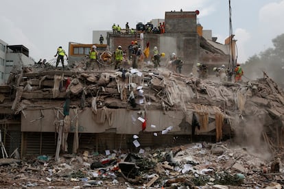 Trabajadores sobre los escombros de un edificio que colapsó en el terremoto del 19 de septiembre del 2017 en Ciudad de México.