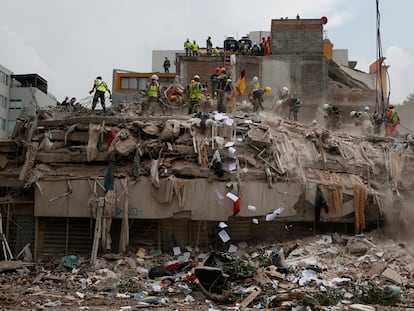 Trabajadores sobre los escombros de un edificio que colapsó en el terremoto del 19 de septiembre del 2017 en Ciudad de México.