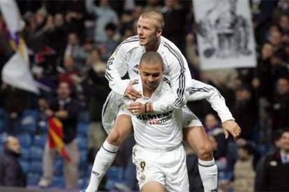 Beckham y Ronaldo celebran uno de los dos goles conseguidos por el brasileño ante el Levante.