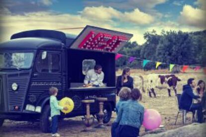 Camioneta gastronómica de la marca española Carnes de La Finca.