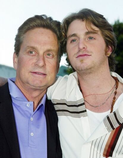 Michael Douglas y su hijo Cameron en una foto de 2003