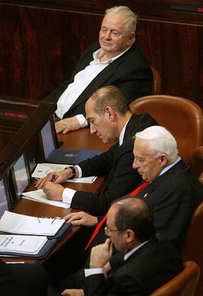Ariel Sharon (segundo por abajo), ayer en el Parlamento israelí.