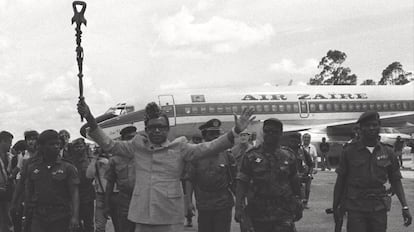 El mariscal Mobutu Sese Seko, a su llegada al aeropuerto de Kolwezi, antiguo Zaire, en una imagen de 1997, con su avión personal al fondo.