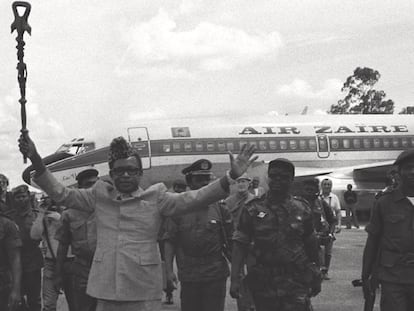 El mariscal Mobutu Sese Seko, a su llegada al aeropuerto de Kolwezi, antiguo Zaire, en una imagen de 1997, con su avión personal al fondo.