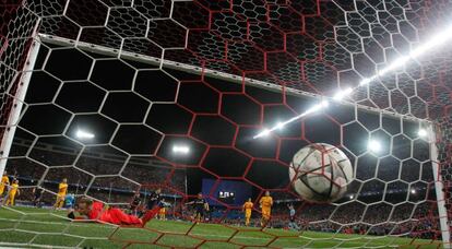  El portero del FC Barcelona Ter Stegen (abajo) no puede evitar el segondo gol del Atl&eacute;tico de Madrid, durante el partido de vuelta de cuartos de final de la Liga de Campeones disputado en el estadio Vicente Calder&oacute;n, en Madrid. EFE/J. J. Guill&eacute;n