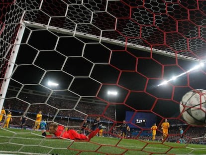  El portero del FC Barcelona Ter Stegen (abajo) no puede evitar el segondo gol del Atl&eacute;tico de Madrid, durante el partido de vuelta de cuartos de final de la Liga de Campeones disputado en el estadio Vicente Calder&oacute;n, en Madrid. EFE/J. J. Guill&eacute;n