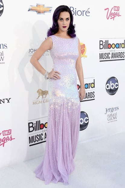 Katy Perry, mucho más discreta que en otras ocasiones, con un vestido de corte sirena de Blumarine.