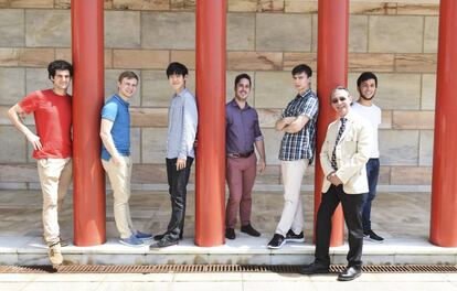 De izquierda a derecha, los concursantes finalistas: Federico Nicoletta, Dmytro Choni, Yutong Sun, Juan Carlos Fernández Nieto, Aleksandr Kliuchko, Lucas Thomazinho, junto con Miguel Ángel Gómez Martínez en el Palacio de Festivales de Cantabria.