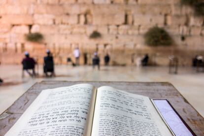 Una Torá enfrente del Muro de las Lamentaciones, en Jerusalén.