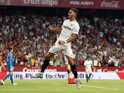 André Silva celebra uno de sus goles al Madrid.  