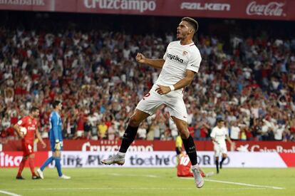 André Silva celebra uno de sus goles al Madrid.  